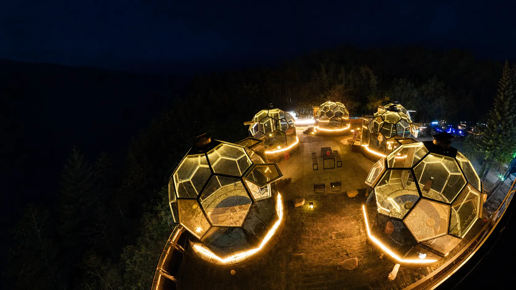 星空温泉池与夜间氛围